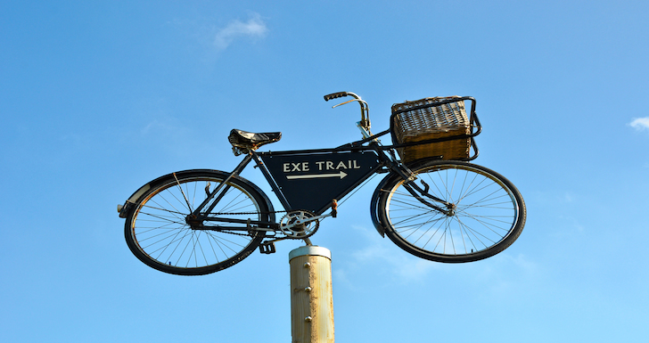 Bicycle sign pointing to the Exe Estuary Trail