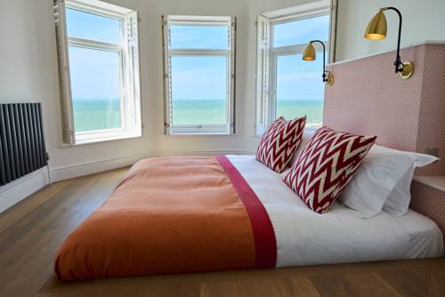 Bedroom with sea view at the Brighton Harbour Hotel