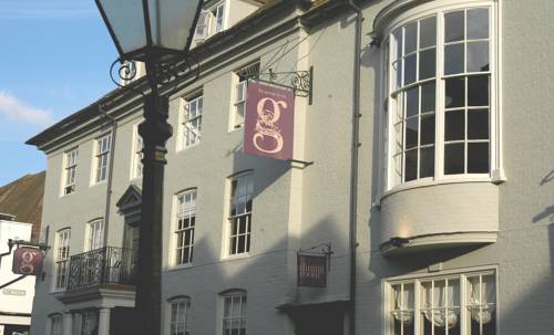 Smart Georgian frontage of the George Hotel in Rye