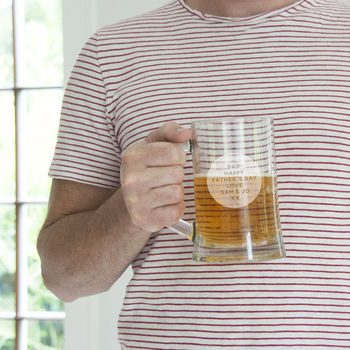 Man holding a personalised glass tankard